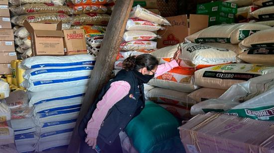 Una funcionaria del Arcsa realiza una inspección en un local del mercado Mayorista de Quito.