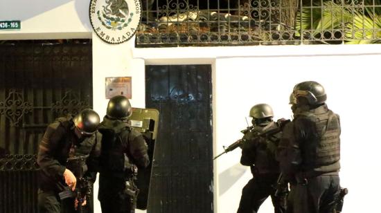 Agentes de la Policía Nacional se alista para ingresar a la Embajada de México en Ecuador, el 5 de abril de 2024.