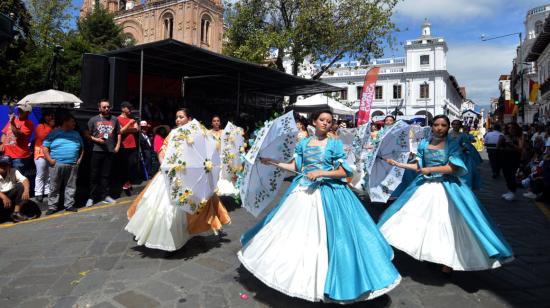 Desfile estudiantil por una de las calles de Cuenca, un día antes de la celebración de los 467 años de fundación, el 11 de abril de 2024.