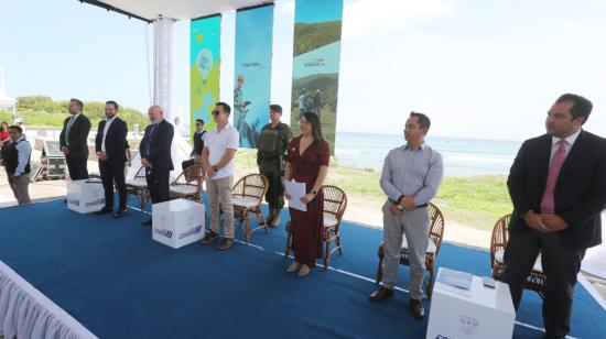 La ministra de Energía, Andrea Arrobo, junto al presidente Daniel Noboa (centro), en la presentación de un proyecto fotovoltaico, en Santa Elena, febrero de 2024.