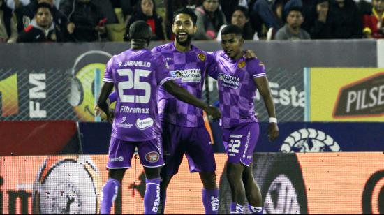 Jugadores de Aucas celebrando su gol ante Deportivo Cuenca, 12 de abril de 2024.