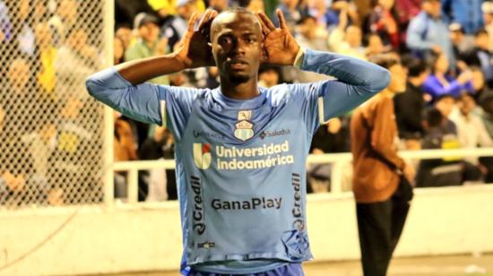 Darío Mina celebra su gol en el partido de Macará ante Barcelona, el 29 de marzo de 2024.