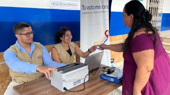 Una brigada del CNE para cambio de domicilio electoral el 12 de abril de 2024.