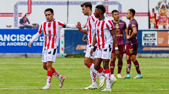 Jugadores de Técnico Universitario celebrando su gol ante  Mushuc Runa, 13 de abril de 2024.