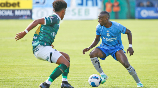 Un jugador de Macará maneja una pelota ante Orense, en el estadio Bellavista, el 13 de abril de 2024.