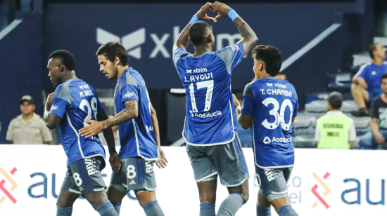 Los jugadores de Emelec festejan un gol ante Cumbayá, en el Capwell, el 13 de abril de 2024.