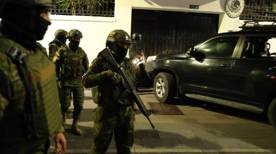 Fuerzas de seguridad de Ecuador durante el asalto a la Embajada de México del 5 de abril.