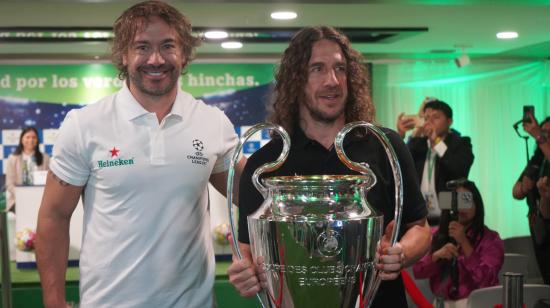 Diego Lugano y Carles Puyol, con el trofeo de la Champions League, en Quito, el 13 de abril de 2024.