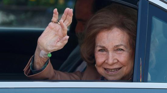 La reina emérita Sofía saluda al salir del hospital, el 13 de abril.