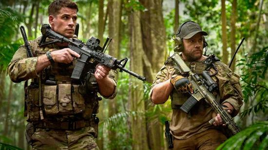 Liam Hemsworth (izq.), en una escena de 'Rescate imposible'. 