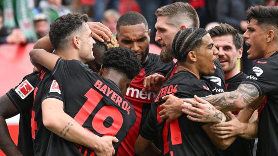 Los jugadores del Bayer Leverkusen festejan un gol en la Bundesliga, el 14 de abril de 2024. 