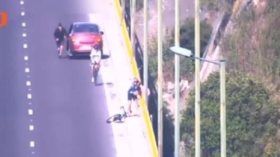 Instante en que un ciclista evita el suicidio de una persona, el 14 de abril.