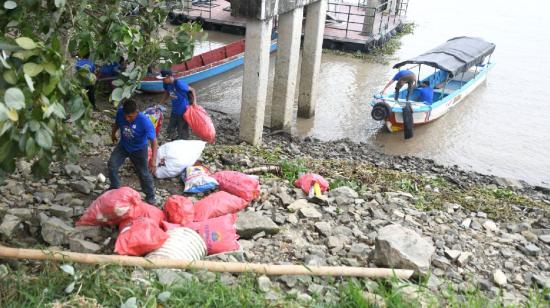 22.000 sacos de basura plástica se recogió en el manglar.
