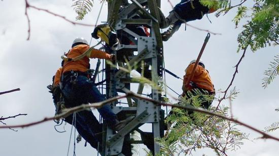 Trabajadores de la Empresa Eléctrica Quito realizan un mantenimiento en Tumbaco, el 12 de abril.