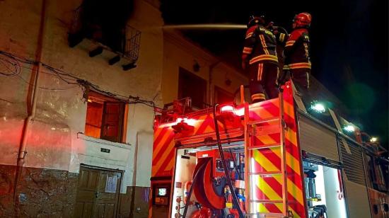 Personal del Cuerpo de Bomberos de Quito sofoca un incendio en el centro de la capital, el 15 de abril de 2024.