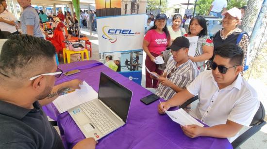 CNEL EP realizó una feria ciudadana en la comuna Prosperidad, en Santa Elena, el 11 de abril de 2024.