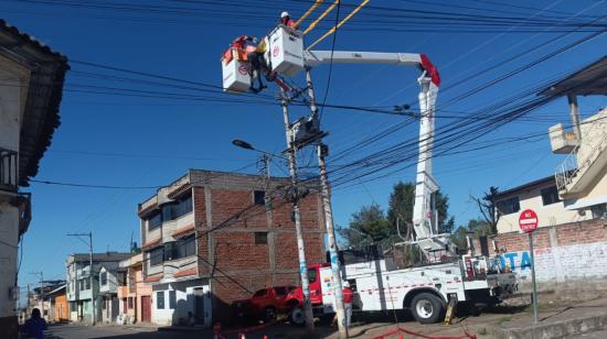 Arreglos del servicio eléctrico de CNEL EP en Guaranda, Bolívar, el 15 de abril de 2024.