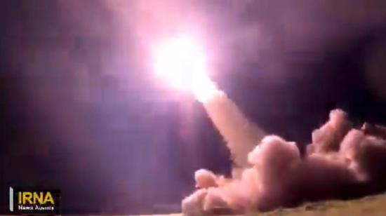 Captura de video del ejército iraní que muestra el momento del lanzamiento de un misil contra Israel, el 14 de abril de 2024.
