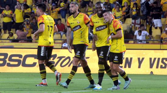 Jugadores de Barcelona, durante un partido en el estadio Banco Pichincha, el 6 de abril de 2024.