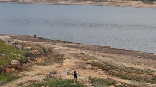 Con extensas playas formadas por la falta de agua se observa el 11 de abril el embalse San Rafael, ubicado en el municipio de La Calera, en Colombia. 