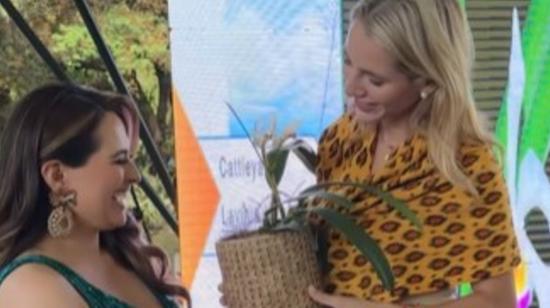 Lavinia Valbonesi recibe una de las flores que lleva su nombre, el 15 de abril, en Cuenca.