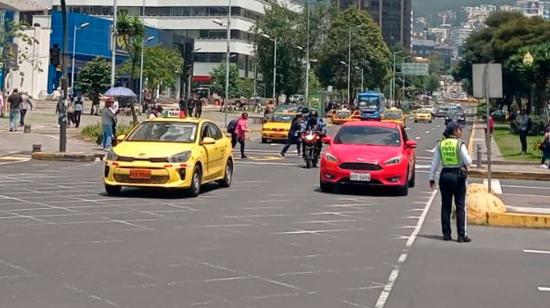 Agente de tránsito controla el tráfico en la avenida Amazonas, en Quito, este 16 de abril.