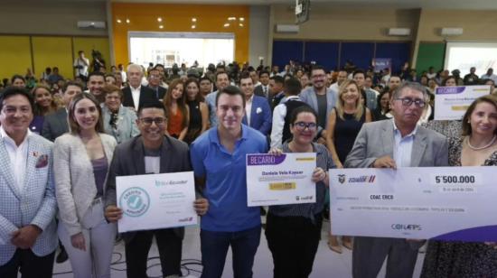 El presidente Daniel Noboa en la entrega de becas a emprendedores de BanEcuador, en Guayaquil, el 16 de abril de 2024.