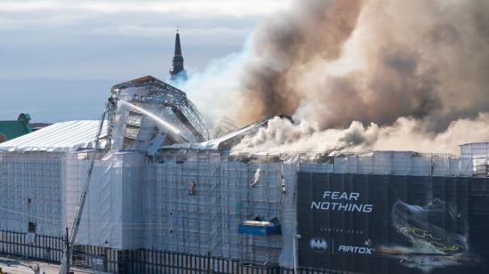El edificio de la Bolsa de Copenhague, envuelto en llamas y humo este 16 de abril de 2024.