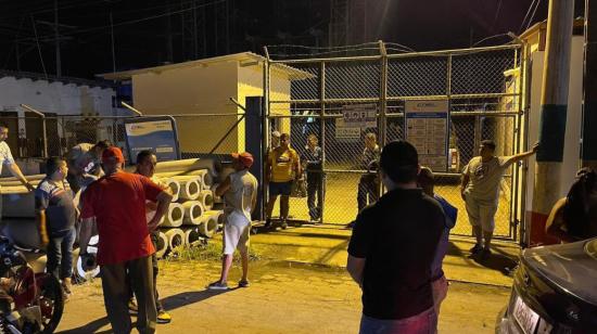 Protesta en Naranjal, cantón de Guayas en la Costa, por la suspensión de luz por más de 20 horas, el 16 de abril de 2024.