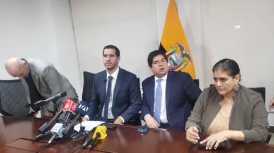 El ministro Roberto Luque; el secretario de la Administración, Arturo Félix, y la ministra de Gobierno, Mónica Palencia, en rueda de prensa. Quito, 16 de abril de 2024