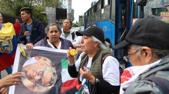 Manifestantes en favor de Jorge Glas en la instalación de su audiencia de habeas corpus, en Quito, el 12 de abril de 2024.