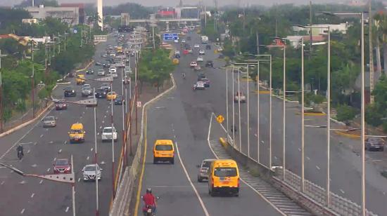 Imagen panorámica de una vía que une Samborondón y Daule, en Guayas, el 16 de abril de 2024.