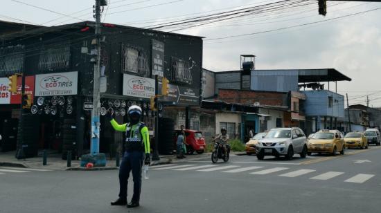 Un agente de tránsito de la ATM en una calle de Guayaquil, ante los apagones de luz, el 17 de abril de 2024.