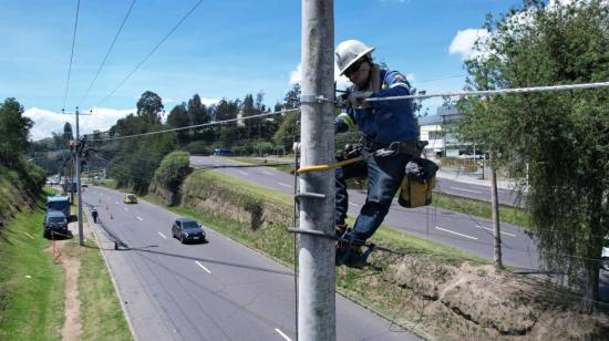 Imagen referencial de un trabajador de la Empresa Eléctrica Quito en abril de 2024.