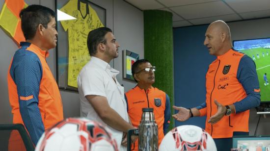  Néstor Pitana conversando con Antonio Alvarez, 17 de abril de 2024.