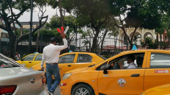 Un comerciante informal en una calle del centro de Guayaquil, el 17 de abril de 2024.