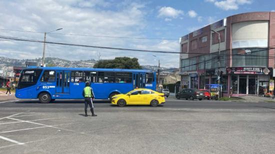 Un agente de tránsito en Quito, el 16 de abril de 2024.