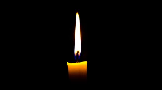 Imagen referencial de una vela encendida.