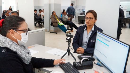 Ciudadana realiza trámite para obtener la licencia de conducir.