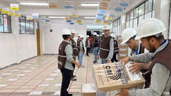 Material electoral para la consulta popular en el centro de mando del CNE Cuenca, el 12 de abril de 2024.