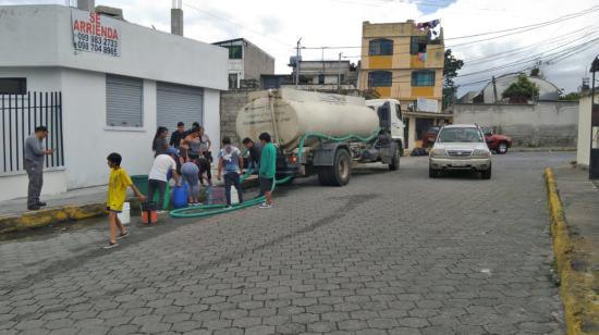 Un tanquero de la Empresa de Agua de  Quito abastece el servicio en Conocoto, el 8 de abril de 2024.