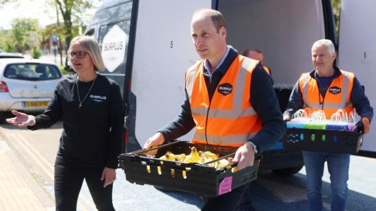 El príncipe Guillermo llegó al mediodía a Surplus for Supper, una organización benéfica que redistribuye excedentes de alimentos en Surrey, al oeste de Londres.