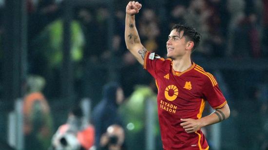 Paulo Dybala festeja un gol en la victoria de la Roma sobre el Milan, el 18 de abril de 2024, por la Europa League. 