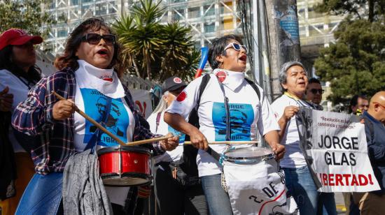 Manifestantes a favor de Jorge Glas piden su libertad en Quito, durante la audiencia de habeas corpus del exvicepresidente, el 11 de abril de 2024.