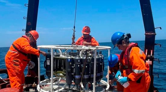 Personal del Inocar realiza levantamiento de información oceanográfica frente a la costa de Ecuador.