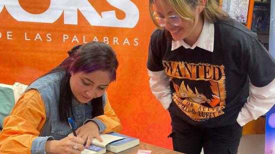 La escritora chilena Lily del Pilar firma un autógrafo en Quito, el 18 de abril.