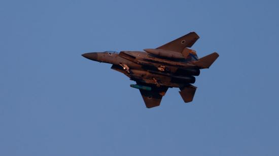 Un avión de combate F-15 del ejército israelí sobrevuela el centro de Israel el 15 de abril de 2024.