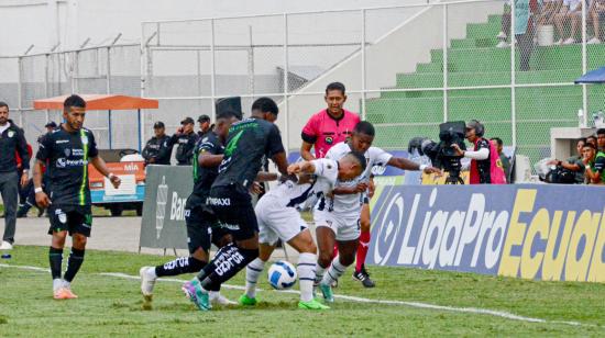 Jugadores de Orense y Liga de Quito en el partido de la Fecha 9 de la LigaPro, 19 de abril de 2024.