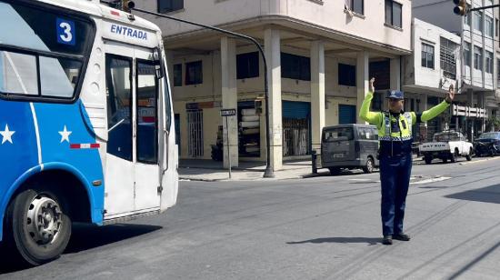 Agente de la AMT en un control de tránsito en Guayquil.