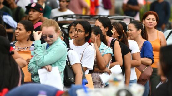 Cientos de personas en busca de empleo, respondieron a la convocatoria laboral de empresa privada en Manta. Foto del 15 de abril de 2024.